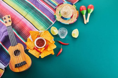 Cinco de mayonez kutlaması konsepti. Kaktüs, marakas ve eğimli yeşil arka planda şapka..