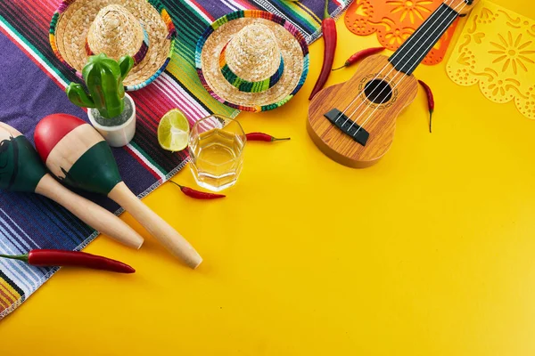 Fondo Vacaciones Cinco Mayo Maracas Cactus Sombrero Sobre Fondo Amarillo — Foto de Stock