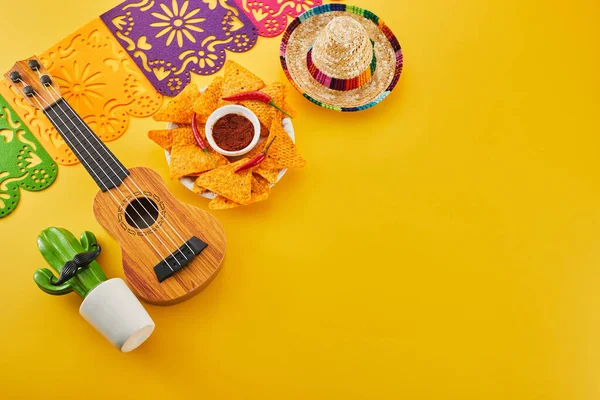 Koncepcja Świętowania Cinco Mayo Kaktus Marakasy Kapelusz Sombrero Żółtym Tle — Zdjęcie stockowe