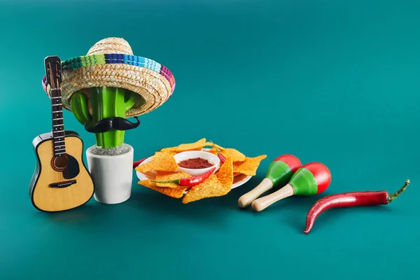 Cinco Mayo Firande Koncept Kaktus Maracas Och Sombrero Hatt Lutning — Stockfoto