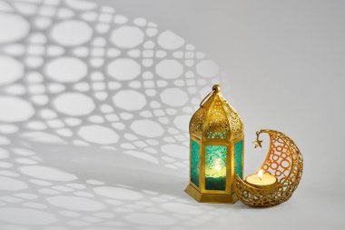 Ramazan feneri ve hilal aylı İslami zemin