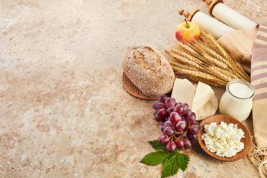 Yahudi Tatil Shavuot 'u kutlamak için kosher süt ürünü. Shavuot arkaplanı