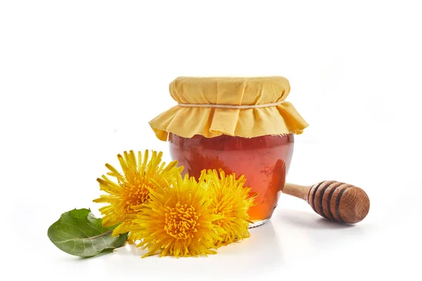 白い背景に孤立した新鮮な花と瓶の中のタンポポの蜂蜜やジャム — ストック写真