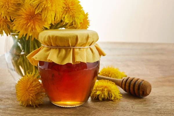 新鮮な花と瓶の中のタンポポの蜂蜜やジャム — ストック写真