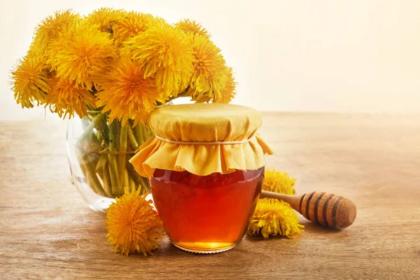 新鮮な花と瓶の中のタンポポの蜂蜜やジャム — ストック写真