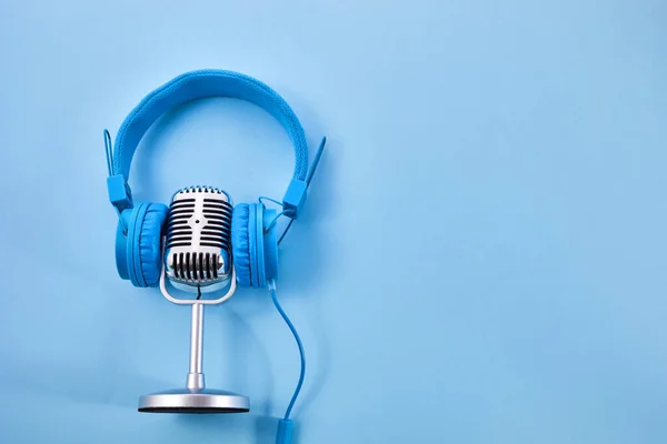 Conceito Dia Música Mundial Fone Ouvido Estéreo Microfone Fundo Azul — Fotografia de Stock