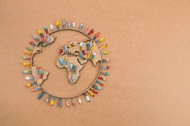 Dünya Nüfus Günü, yaratıcı kavram. Dünya haritası şeklindeki geniş ve çeşitli insan grupları.