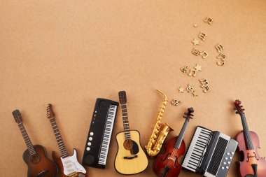 Dünya müzik günün kutlu olsun. Kahverengi arkaplanda müzik aletleri