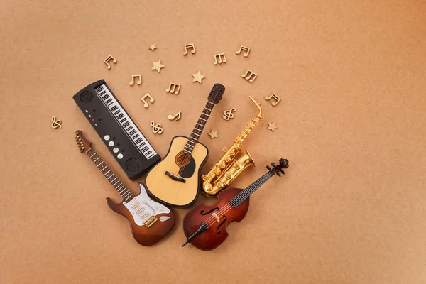 世界音乐日快乐 褐色背景的乐器 免版税图库图片