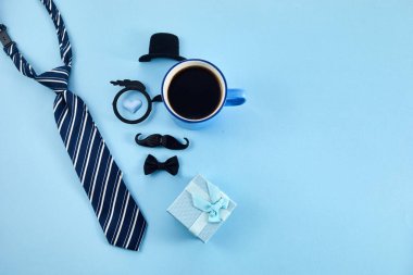 Babalar Günün kutlu olsun. Babamın sembolü şapka, gözlük ve bıyık..