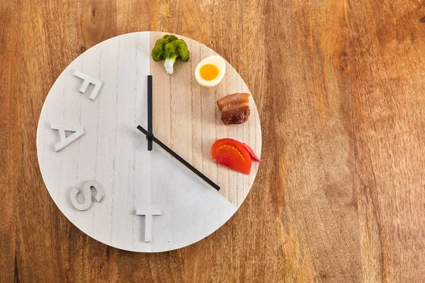 断断续续的禁食健康早餐 饮食食物的概念 有机食品 脂肪流失概念 图库图片