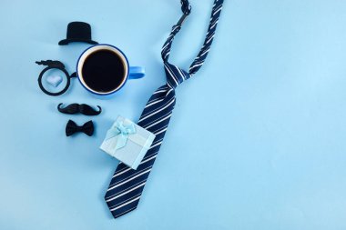 Babalar Günün kutlu olsun. Babamın sembolü şapka, gözlük ve bıyık..