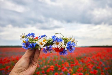 Yaz bahçesinde çayır çiçeği çelengi. Yaz Gündönümü Günü, Yaz ortası Tatili