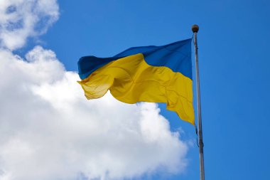 Ukrayna bayrağı, mavi gökyüzünde dalgalanan ulusal sembol