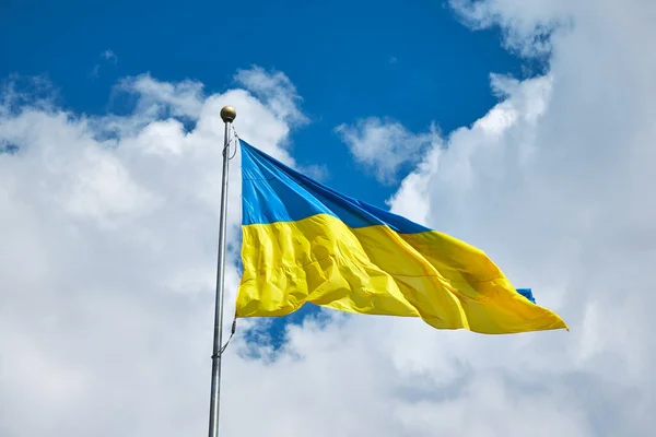 Bandera Ucrania Símbolo Nacional Ondeando Cielo Azul — Foto de Stock