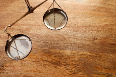 Hukuk masaya ölçekler. Adaletin sembolü.