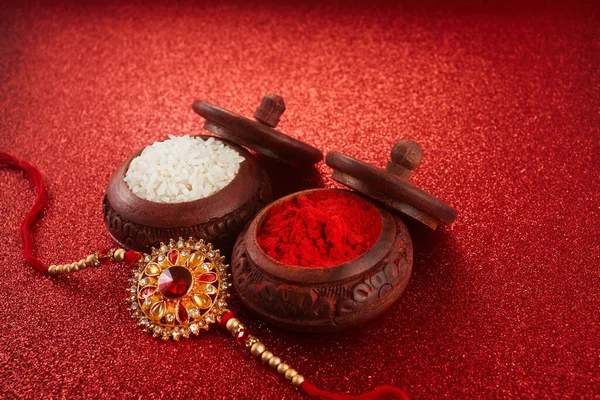 Raksha Bandhan Stringa Rakhi Cereali Riso Kumkum Sfondo Rosso — Foto Stock