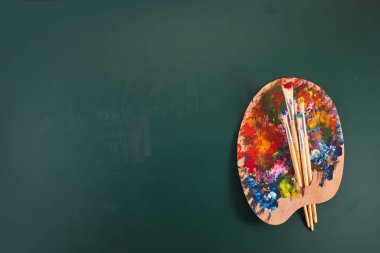 Sanat okuluna geri dön. Resim kursları. Tahtadaki sanat paleti