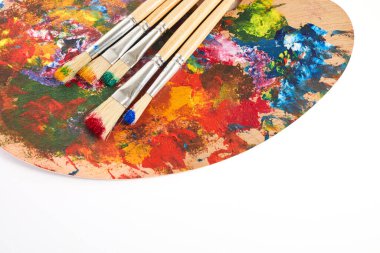 Beyaz arkaplanda izole fırçaları olan ahşap sanat paleti