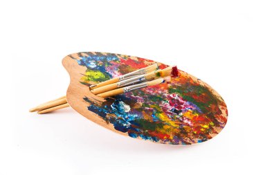 Beyaz arkaplanda izole fırçaları olan ahşap sanat paleti