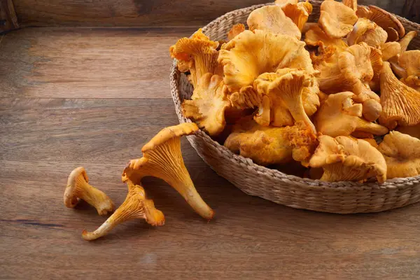Forest Mushrooms Cantharellen Een Houten Oude Achtergrond — Stockfoto