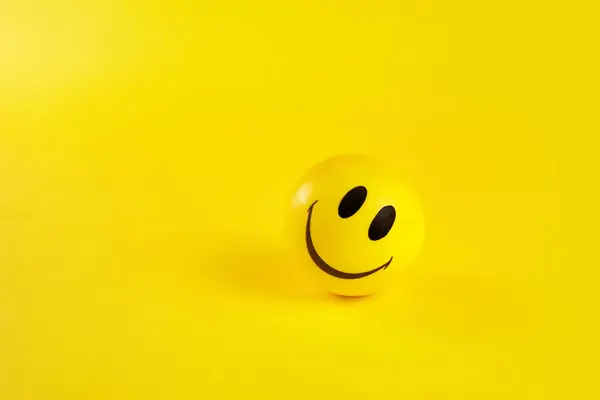 Wereld Glimlach Dag Smiley Gezicht Bal Gele Achtergrond — Stockfoto