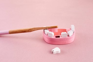 Ulusal fırça günü. Pembe arka planda diş fırçası. Diş sağlığı konsepti