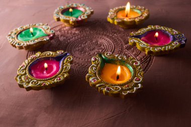 Mutlu Diwali 'de Burning diya, Hindistan Işık Festivali için arka plan.