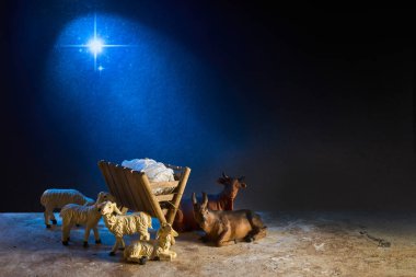 Noel İsa 'nın doğuş sahnesi ahırda hayvanlarla çevrili..