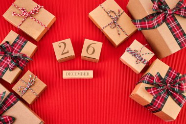 Boks Günü Konsepti. Kırmızı arkaplanda farklı hediye kutuları.