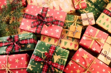 Boxing Günü kavramı. Ahşap arka plan üzerinde hediye kutuları çeşitleri.