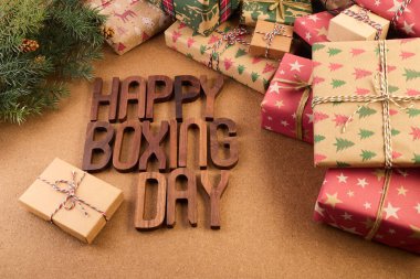 Boxing Günü kavramı. Ahşap arka plan üzerinde hediye kutuları çeşitleri.