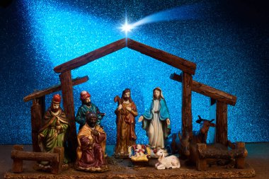 İsa, Meryem, yusuf da dahil olmak üzere figürler ile Noel yemlik sahne.