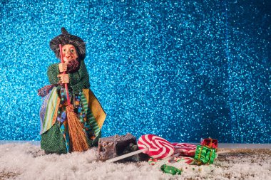 Tatlı kömür ve şekerli Befana. İtalyan Epifani Günü geleneği