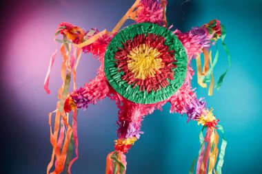 Meksika pinyatası Noel ve doğum günlerinde posadalarda kullanılır..