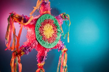 Meksika pinyatası Noel ve doğum günlerinde posadalarda kullanılır..