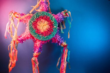 Meksika pinyatası Noel ve doğum günlerinde posadalarda kullanılır..