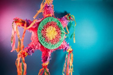 Meksika pinyatası Noel ve doğum günlerinde posadalarda kullanılır..