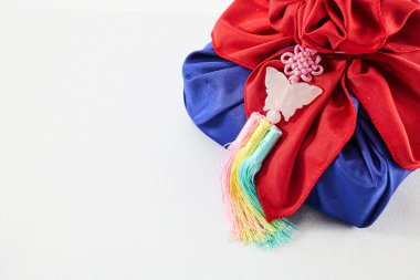 Mutlu Seollal, Kore Yeni Yılı. İpek ve kolyeyle süslenmiş Kore geleneksel ambalajı.