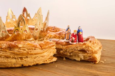 Galette des Rois tahta masada. Fransa 'da geleneksel Epifani pastası..