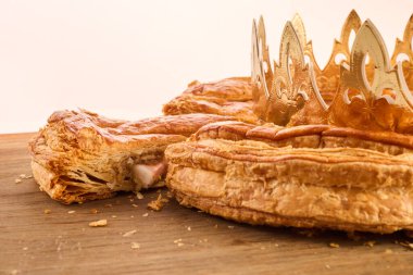 Galette des Rois tahta masada. Fransa 'da geleneksel Epifani pastası..