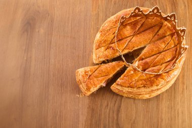 Galette des Rois tahta masada. Fransa 'da geleneksel Epifani pastası..