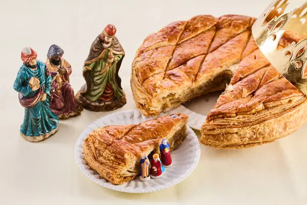 木桌上的松饼 法国的Galette Des Rois传统的Epiphany蛋糕 — 图库照片