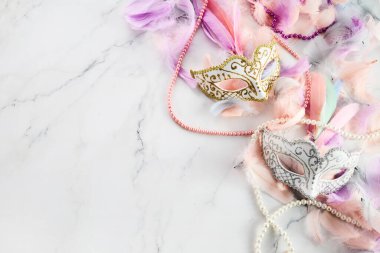 Maske ve tüye sahip Mardi gras arkaplanı.