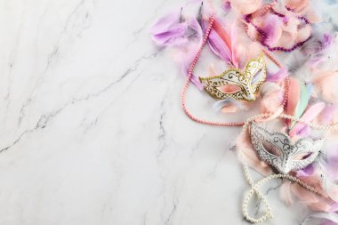 Maske ve tüye sahip Mardi gras arkaplanı.