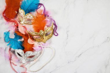 Maske ve tüye sahip Mardi gras arkaplanı.