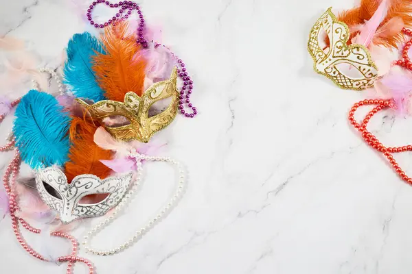 带面具和羽毛的Mardi Gras背景 — 图库照片