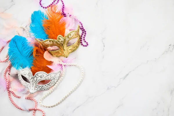 带面具和羽毛的Mardi Gras背景 — 图库照片