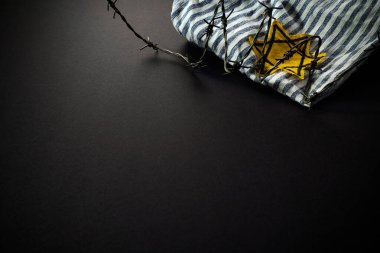 Siyah arka planda sarı rozetli Yahudi mahkum. Uluslararası Soykırım Anma Günü.