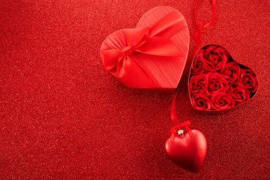 İçinde güzel kırmızı kurdele ve güller olan hediye kutusu, sevgililer günü konsepti, yıldönümü, anneler günü..
